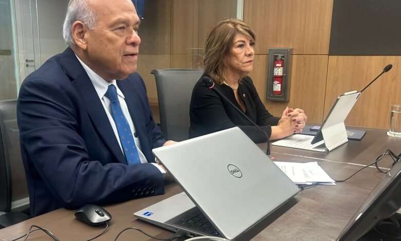 Una persona sentado frente a una computadora
Descripción generada automáticamente con confianza media